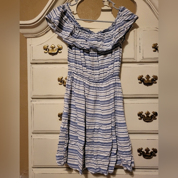 *FREE W/ PUCHASE* Striped off-shoulder dress size M - Picture 1 of 2